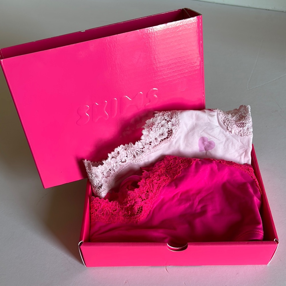 SKIMS Valentine's Collection Fits Everybody Lace Scoop Bralette 2 pack